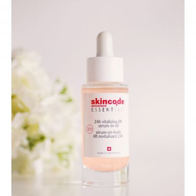 SKINCODE Essentials 24H Vitalizing Lift Serum in Oil Stangrinamasis bei drėkinamasis veido serumas