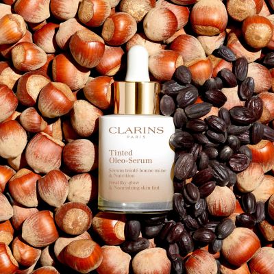 CLARINS Tinted Oleo-Serum Ypač lengvos tekstūros, sveiko žvilgesio suteikianti pudra su serumu